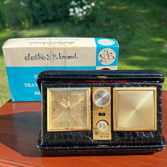 VTG MCM Style Genuine Leather Electro Brand Solid State Travel Radio Alarm Clock - Picture 5 of 17